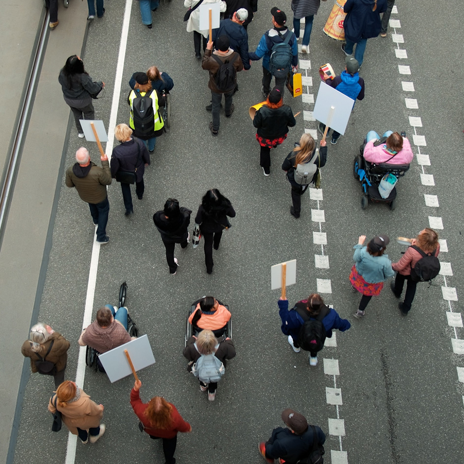 Demonstration #rimligavillkor på Mynttorget
